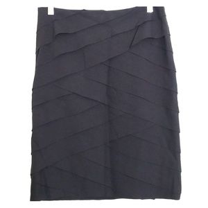 Detailed black pencil skirt